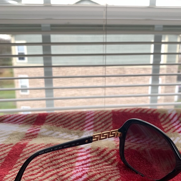 Versace - Picture 5 of 6